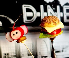 Mini-Burger und Radieschen